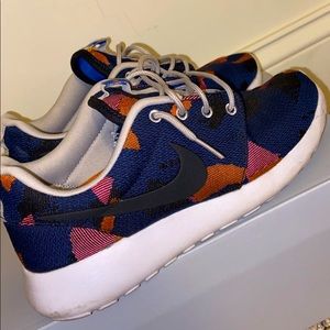 Women’s size 8 roshe runs